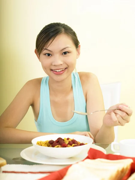 Vrouw eten gezond ontbijt — Stockfoto