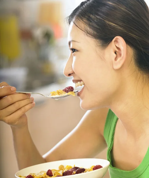 吃健康早餐的女人 — 图库照片