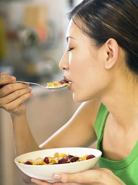 Femme mangeant un petit déjeuner sain — Photo