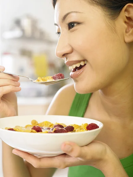 健康的な朝食を食べる女性 — ストック写真