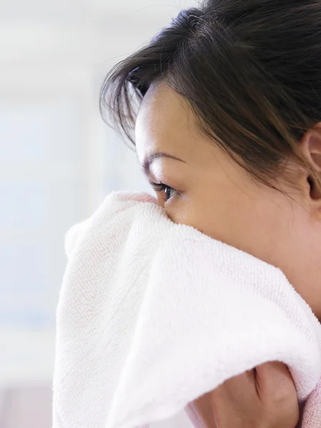 Vrouw met de handdoek reiniging — Stockfoto