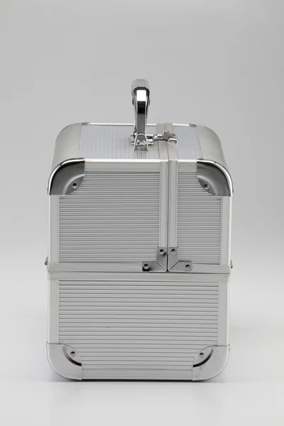 Düz arka plan üzerinde gümüş metal güvenlik evrak çantası — Stok fotoğraf
