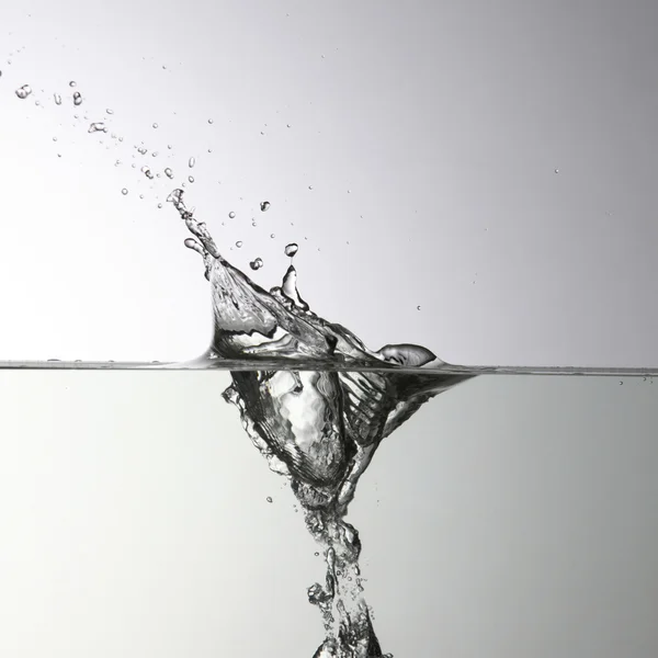 Respingo de água no fundo branco. — Fotografia de Stock