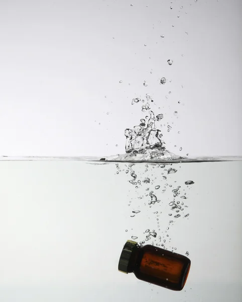 Acqua spruzzata su sfondo bianco. — Foto Stock