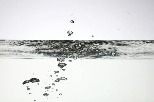 Plusk wody i wody bańki na białym tle — Zdjęcie stockowe