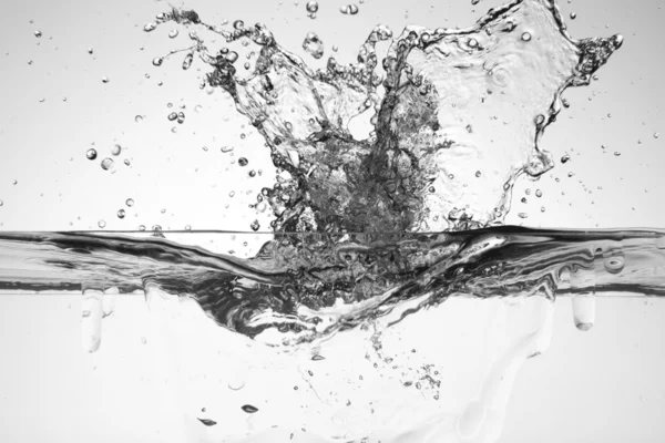 Plusk wody na tle kolor biały — Zdjęcie stockowe