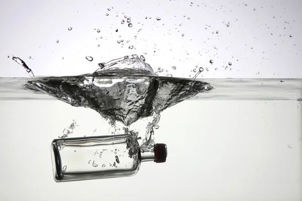 Acqua spruzzata su sfondo bianco. — Foto Stock