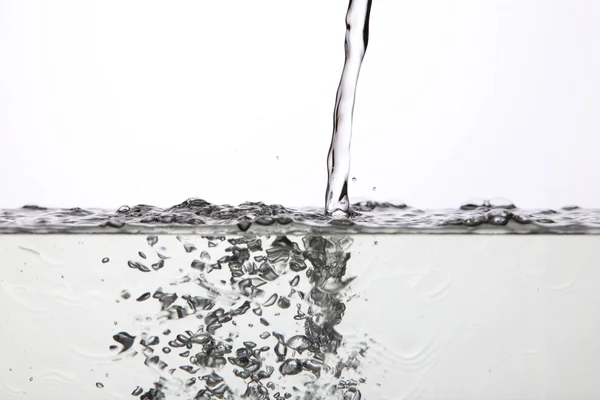Verter agua en el recipiente con fondo blanco —  Fotos de Stock