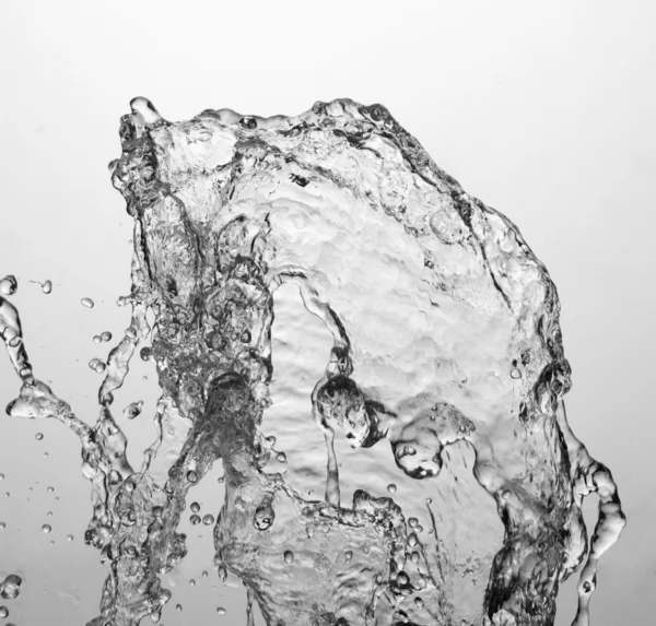 Замыкание брызг воды на белом фоне — стоковое фото