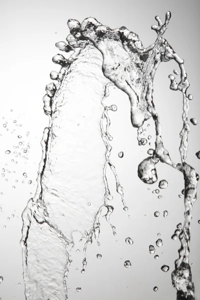 Zamknięty z plusk wody na białym tle — Zdjęcie stockowe