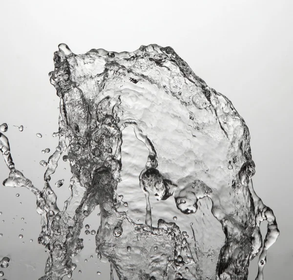 Geschlossen von Wasserspritzern auf weißem Hintergrund — Stockfoto