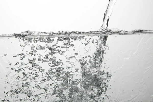 白い背景を持つコンテナーに水を注ぐ — ストック写真