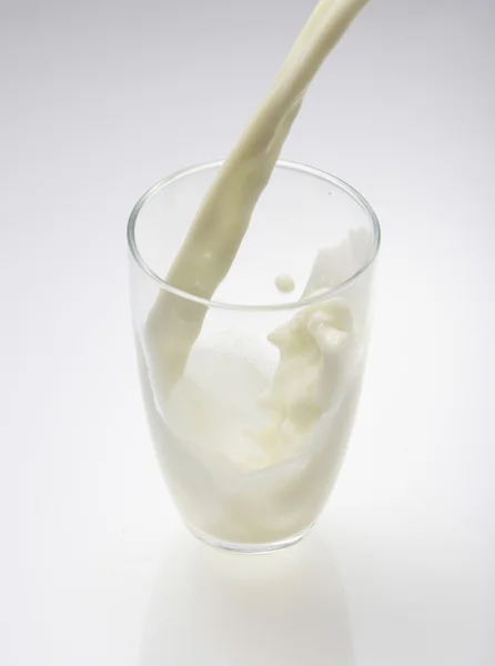 Verter leite ou líquido branco para o copo — Fotografia de Stock