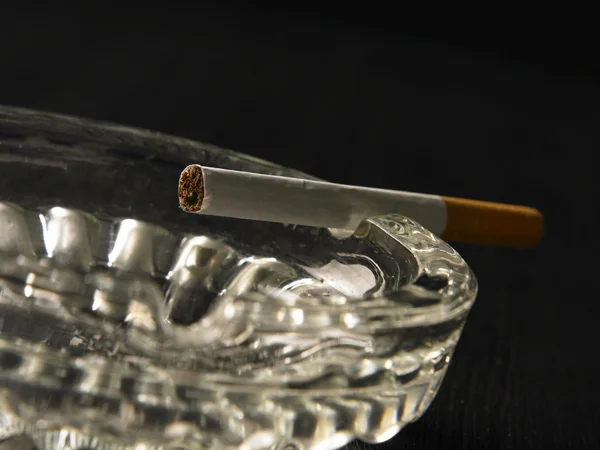 Zigarettenpause am Aschenbecher — Stockfoto