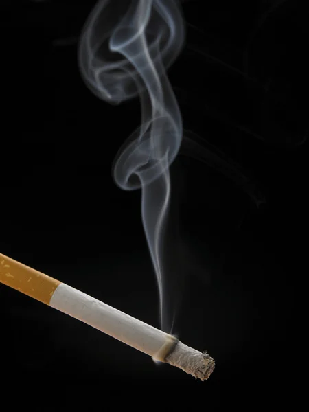 Zigarette mit Rauch — Stockfoto