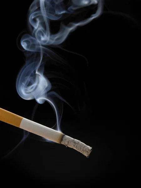 Zigarette mit Rauch anzünden — Stockfoto