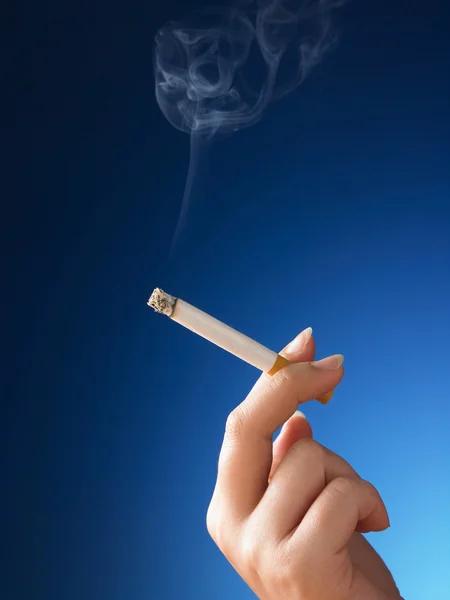 Bâton de cigarette avec fumée — Photo