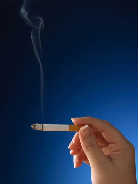 Ruka s cigaretou — Stock fotografie