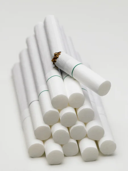 Pyramic 形状中的香烟 — 图库照片