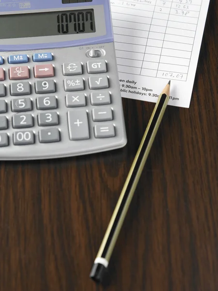 Miniräknare, penna och inköpslista — Stockfoto
