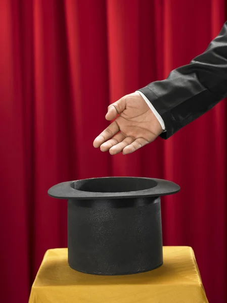 Hand and top hat — Stock Photo, Image