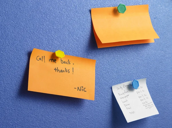 Adhesive note on the notice board — Stock Photo, Image