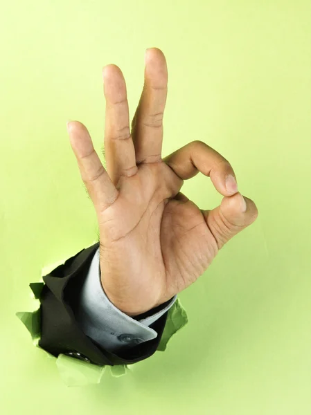 Ręka, przedzierając się przez papier — Zdjęcie stockowe