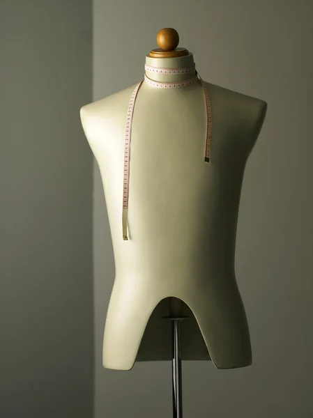 Rouleau de ruban à mesurer sur le mannequin — Photo