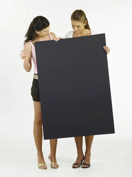 Две женщины держат карты — стоковое фото