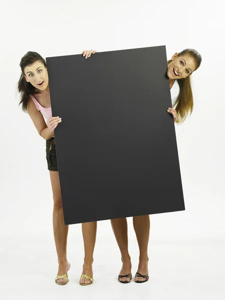 Две женщины держат карты — стоковое фото