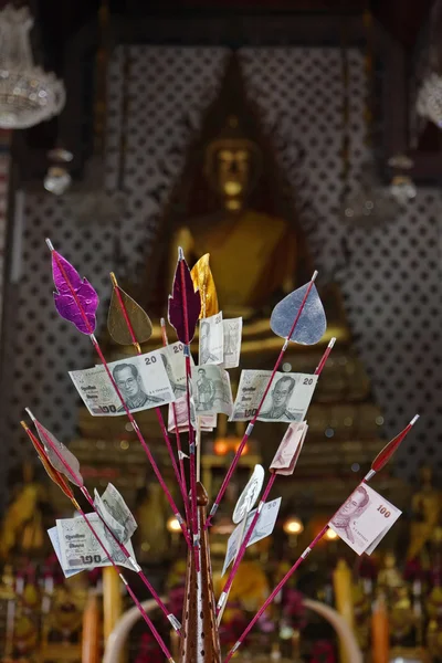 Таиланд, Бангкок, местные деньги (баты), пожертвованные в буддийском храме — стоковое фото