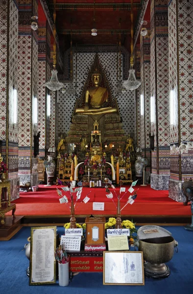 Tajlandia, bangkok, złoty posąg Buddy w świątyni buddyjskiej — Zdjęcie stockowe