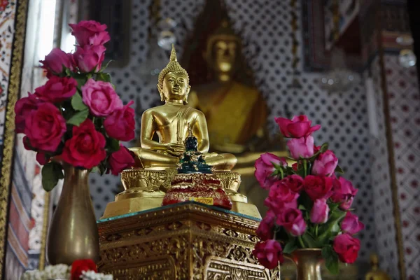 태국, 방콕, 불교 사원에 황금 불상 — 스톡 사진