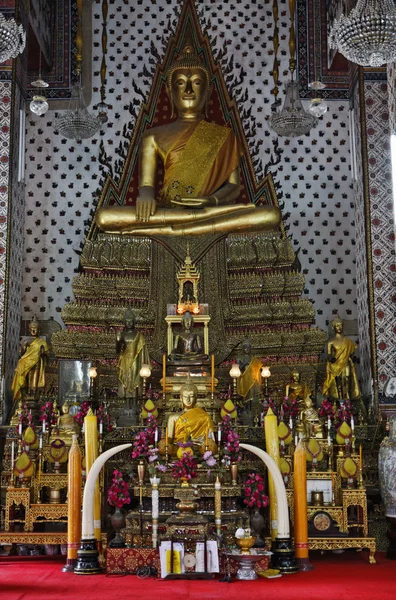 Tailândia, Bangkok, estátua dourada de Buda em um templo budista — Fotografia de Stock