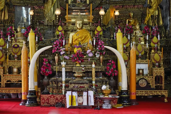 Thailand, Bangkok, golden Buddha statue in a Buddhist Temple — Stock Photo, Image