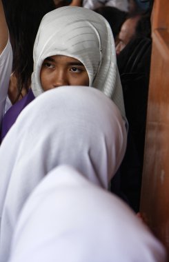 Tayland, bangkok, kalabalık bir feribot üzerinde duran bir Müslüman kız