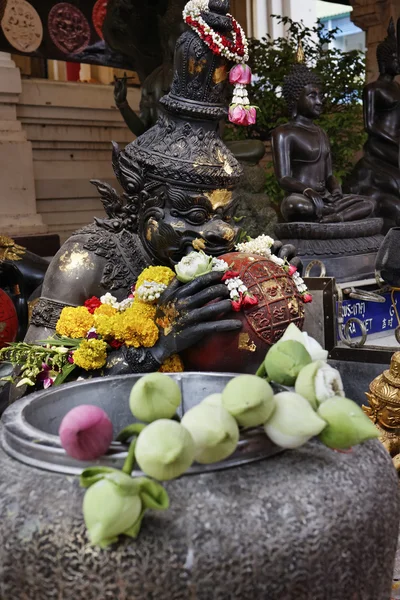 Thajsko, bangkok, Čínská čtvrť, yaowarat road, traimitwitthayaram temple (wat traimit), květiny nabídl posvátná socha — Stock fotografie