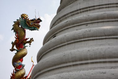 Tayland, bangkok, dini ejderha heykeli yakın bir Budist tapınağı