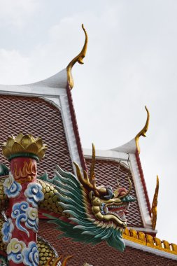 Tayland, bangkok, dini ejderha heykeli yakın bir Budist tapınağı