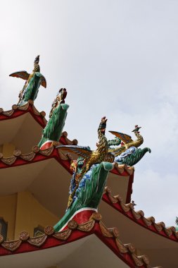 Tayland, bangkok, bir Budist tapınağında çatı süsler