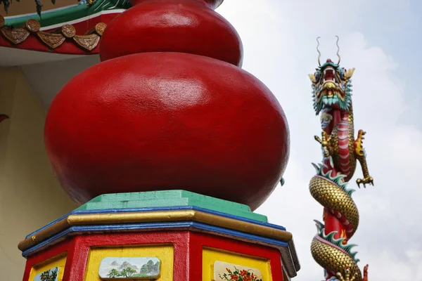 Thailand, Bangkok, eine religiöse Drachenstatue in der Nähe eines buddhistischen Tempels — Stockfoto