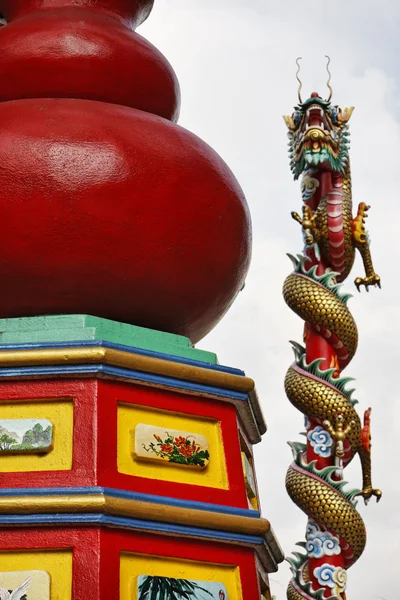 Thaiföld, Bangkok, a vallási dragon szobor közelében egy buddhista templom — Stock Fotó