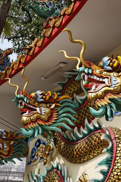 Таїланд, Бангкок, релігійних дракон статуя недалеко від буддійського храму — стокове фото