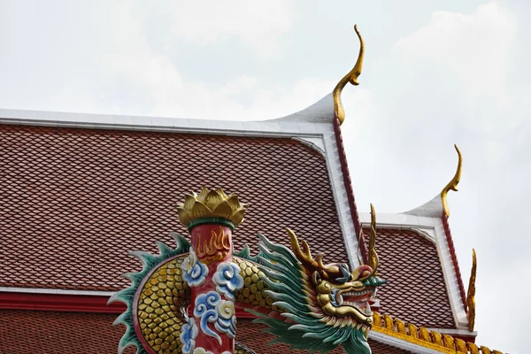 Tailândia, Bangkok, uma estátua de dragão religioso perto de um templo budista — Fotografia de Stock