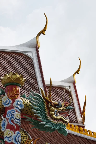 Thajsko, bangkok, náboženské dračí socha poblíž buddhistický chrám — Stock fotografie