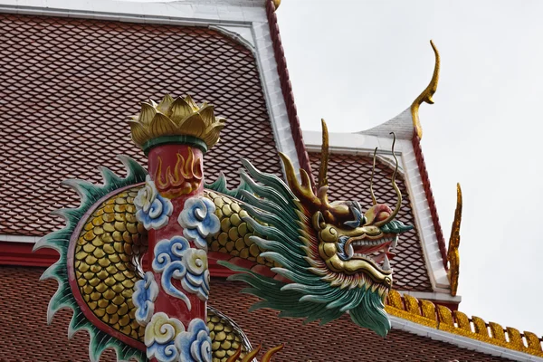Tailândia, Bangkok, uma estátua de dragão religioso perto de um templo budista — Fotografia de Stock