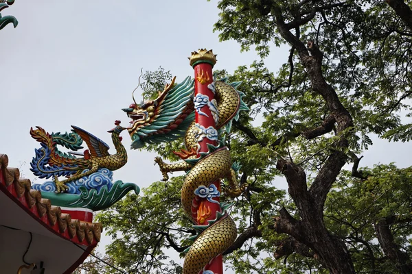 Thailandia, Bangkok, una statua di drago religioso vicino a un tempio buddista — Foto Stock