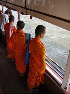 Tayland, bangkok, chao phraya nehri geçerken bir feribot üzerinde üç genç Budist rahipler