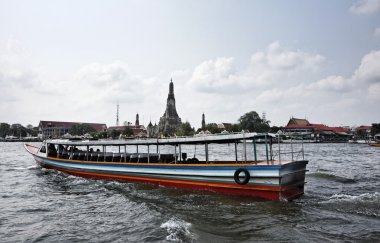 Tayland, bangkok, chao praya Nehri üzerinde tekne görünümünü ve bir arun Tapınağı (wat arun ratchawararam)