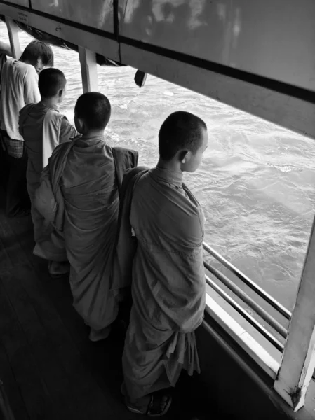 Tailândia, Banguecoque, três jovens monges budistas em um ferryboat atravessando o rio Chao Phraya — Fotografia de Stock